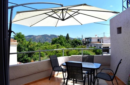 Vatolakkos House | Quadruple Room with Terrace - George & Helen's House