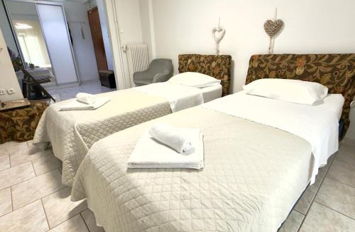 Platia Viktorias Apartment | Quiet 5m to Metro Netflix New Inv AC Full Kit