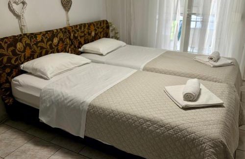 Platia Viktorias Apartment | Quiet 5m to Metro Netflix New Inv AC Full Kit