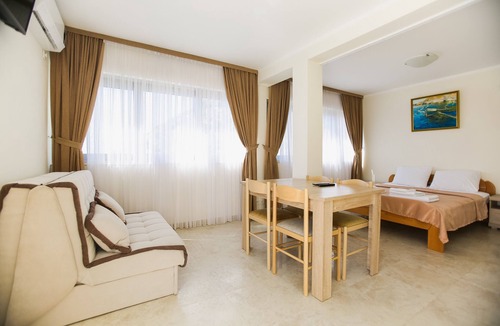 Kaluđerac Apartment | #Quiet spacious apartment with Lucice view