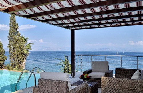 Perama Villa | R 1388 Villa with BBQ, Home cinemas & Outdoor lounge