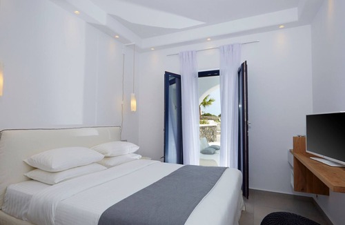 Exo Gialos Villa | R 1473 Ammos with Bottle of Wine upon Arrival, Pool View & Soundproof Windows.