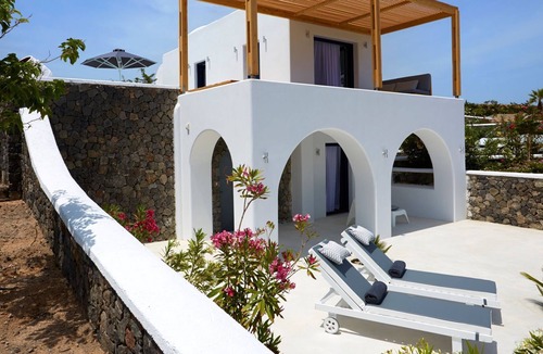 Exo Gialos Villa | R 1473 Ammos with Bottle of Wine upon Arrival, Pool View & Soundproof Windows.