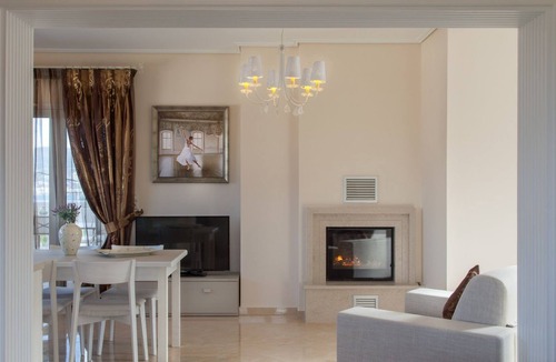 Samos Town Apartment | R 3122 Villa Fife With Living Room.Guest Laundry & Garden View