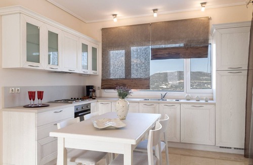 Samos Town Apartment | R 3122 Villa Fife With Living Room.Guest Laundry & Garden View