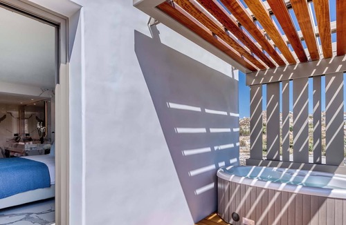 Plintri Villa | R 3235 Villa Halstead With Espresso machine ,Mini fridge & Private gym.