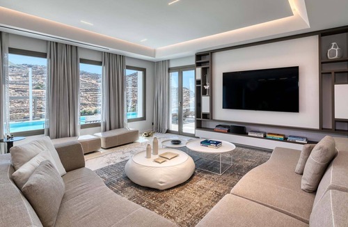 Plintri Villa | R 3235 Villa Halstead With Espresso machine ,Mini fridge & Private gym.