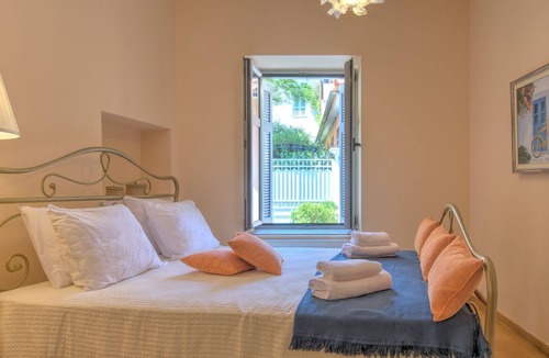 Plaka Villa | R 990 Aaria Plaka Residence - Aria Plaka Residence