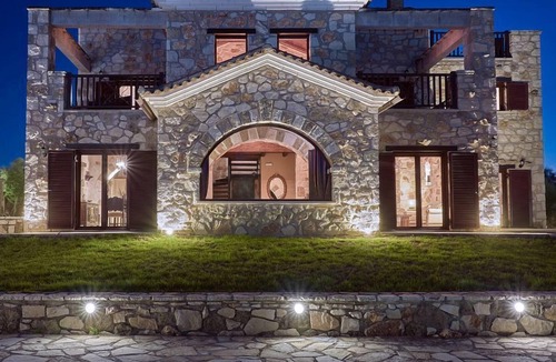 Kalpaki Villa | R 993 Villa with 2 Jacuzzi,Mountain view & Garden view.