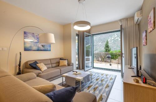 Morinj Apartment | Radiant Morinj Lavander Bay apt