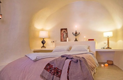 Vothon House | Real Santorini, Cave House – far from the crowds