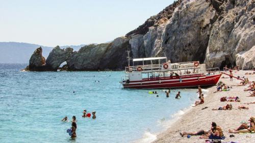 Exo Gialos Villa | Relaxing & Ambient Santorini Villa 2 Bedrooms Cave Stone
