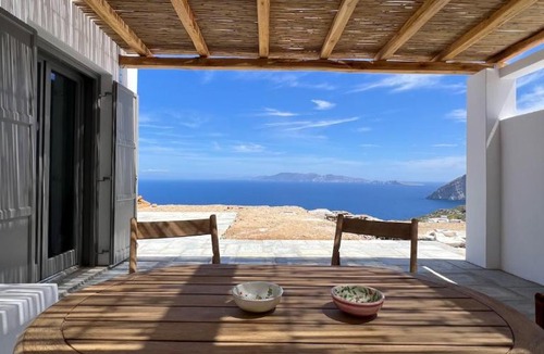Ano Meria Apartment | Remvi Main House