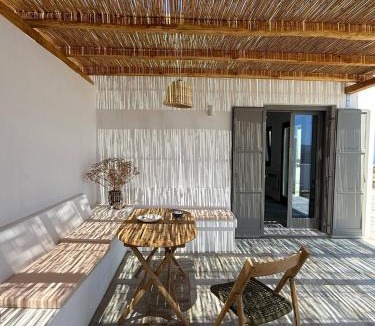 Ano Meria Apartment | Remvi Main House
