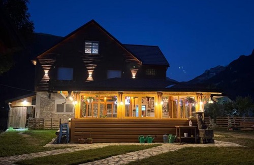 Vusanje House | Riverside - Mountain Stay with Sauna