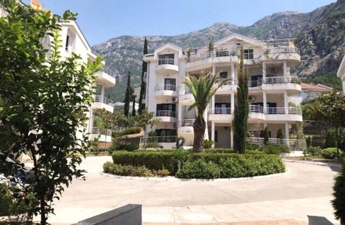 Risan Apartment | Roman Garden Apartment