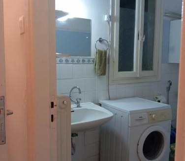 Athens House | Room for 2 in a dormitory 5' from metro
