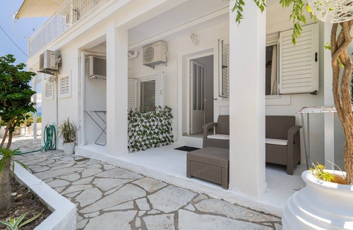 Episkopos Apartment | Room 'Ground Floor' with Sea View, Shared Pool and Wi-Fi