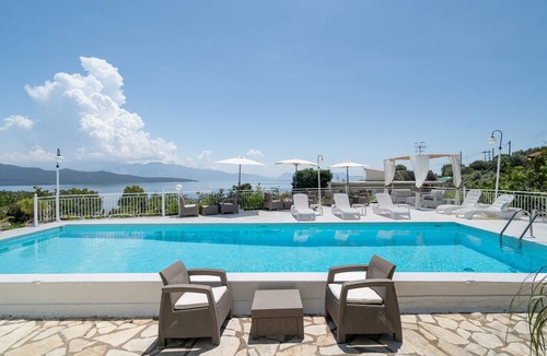 Episkopos Apartment | Room 'Ground Floor' with Sea View, Shared Pool and Wi-Fi