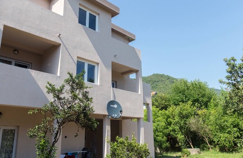 Tomicici Apartment | Rustic Garden Two Bedroom Apartment