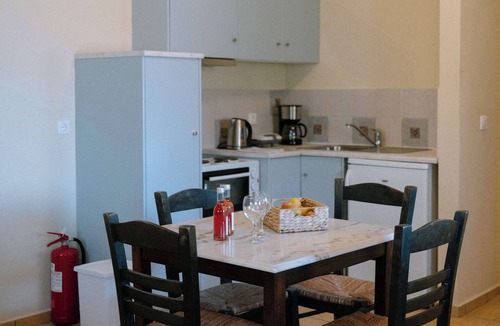 Ormos Koumeikon Apartment | Samos Mandilada Gem by Sea – Shared Pool