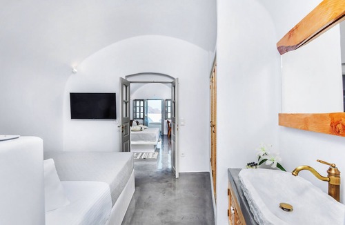 Oia Hotel | Sapphire Deluxe Suite with Private Hot Tub