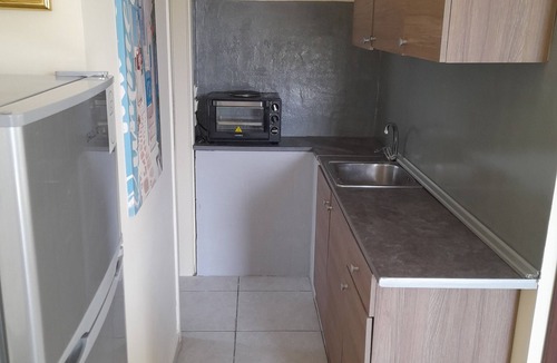 Kropia Apartment | Sarah's studio is 10 minutes from the sea and 12 minutes from the airport.