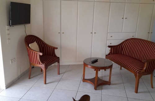 Kropia Apartment | Sarah's studio is 10 minutes from the sea and 12 minutes from the airport.