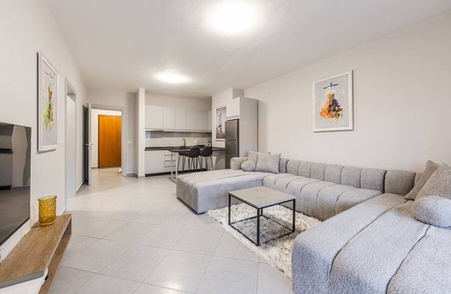Qender Apartment | Saranda Seaview Stay | City Center by PikHost