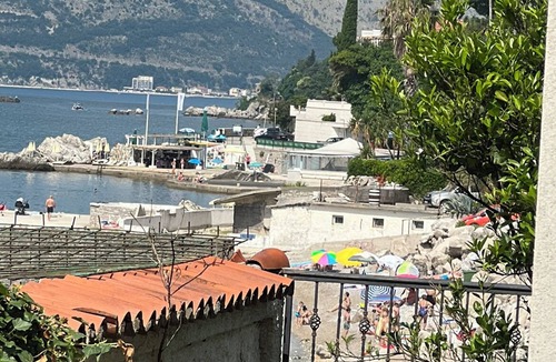 Topla Apartment | SAVINA Apartan 20 metara od mora stan za 3 osobe