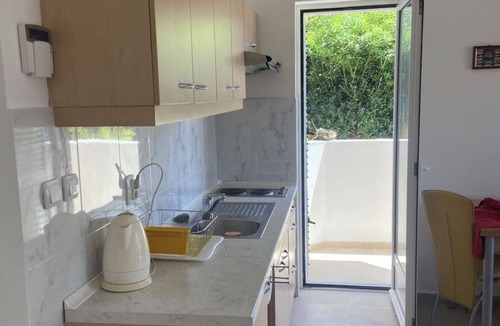 Topla Apartment | SAVINA Apartan 20 metara od mora stan za 3 osobe