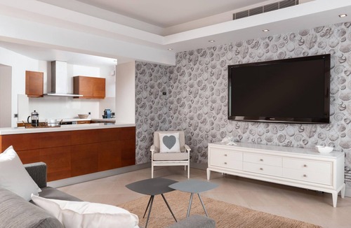 Ixia House | Schöne weiße Ferienvilla Liebe by Interhome