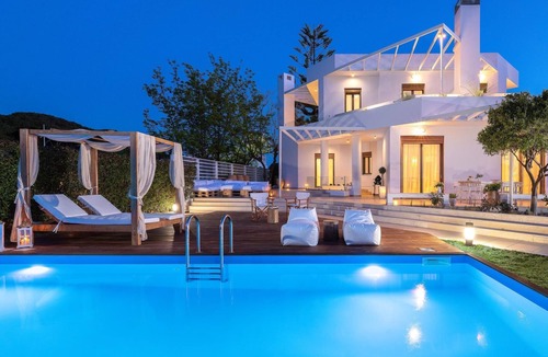 Ixia House | Schöne weiße Ferienvilla Liebe by Interhome