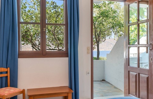 Menetai Apartment | Sea View Ground Floor Room with Sea View and Shared Pool