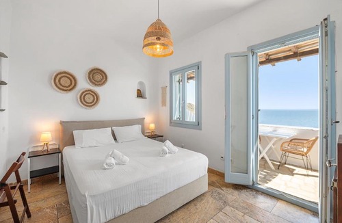 Exomvourgo Apartment | Sea view rooms in kardiani by TinosStay