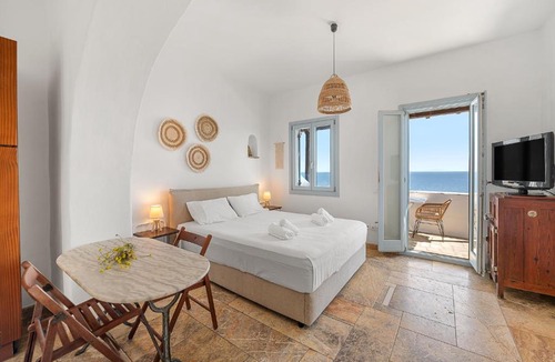 Exomvourgo Apartment | Sea view rooms in kardiani by TinosStay