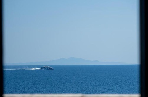 Exomvourgo Apartment | Sea view rooms in kardiani by TinosStay