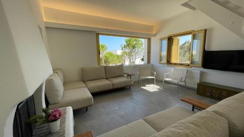 Lavreotiki Villa | Sea View Seafront Maisonette Pool Access & Beach