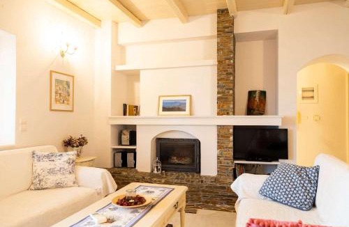 Paralia Vergas House | Seafront Verga Stone Haven - Waves' Embrace