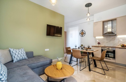 Agkisaras Apartment | Seaside Apartment with Balcony