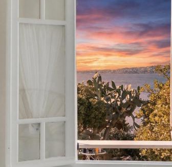 Perdhika Apartment | Seaside garden home with BBQ & sunset views