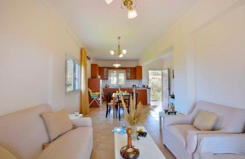 Agios Matthaios Apartment | Seaside Villa Giokos