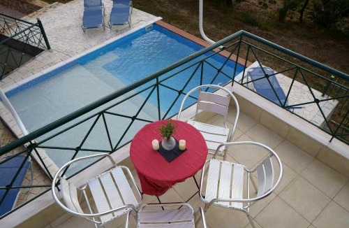 Paralia Vergas Villa | SEMIRAMIS SUITES with pool