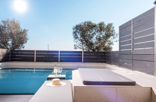 Nea Iraklia Villa | Serene seafront homes