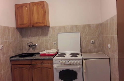 Babilonija Apartment | Sestokrevetni apartman sa dvije spavace obe i parkingom u dvoristu kuce.