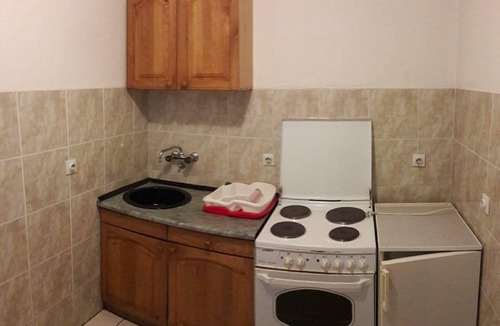 Babilonija Apartment | Sestokrevetni apartman sa dvije spavace obe i parkingom u dvoristu kuce.