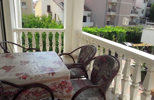 Babilonija Apartment | Sestokrevetni apartman sa dvije spavace obe i parkingom u dvoristu kuce.