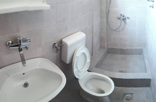 Babilonija Apartment | Sestokrevetni apartman sa dvije spavace obe i parkingom u dvoristu kuce.