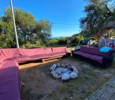 Vuno Hostel | Shkolla Hostel & Camping