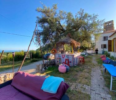Vuno Hostel | Shkolla Hostel & Camping